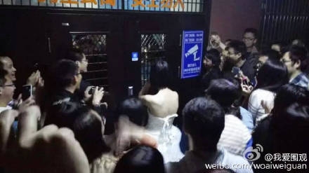 女大学生穿婚纱对男友求婚 宿管阿姨不开门