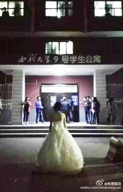 女大学生穿婚纱对男友求婚 宿管阿姨不开门