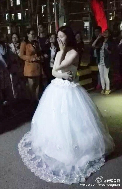 女大学生穿婚纱对男友求婚 宿管阿姨不开门