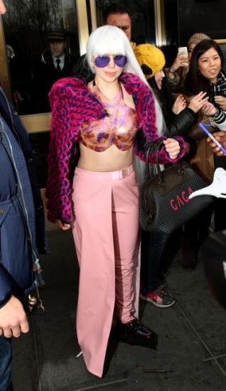 Lady Gaga遭交警开罚单 或因座驾违停导致