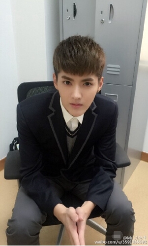 吴亦凡被砸现场照曝光 砸吴亦凡的疯狂女粉丝是谁 为什么要砸吴亦凡