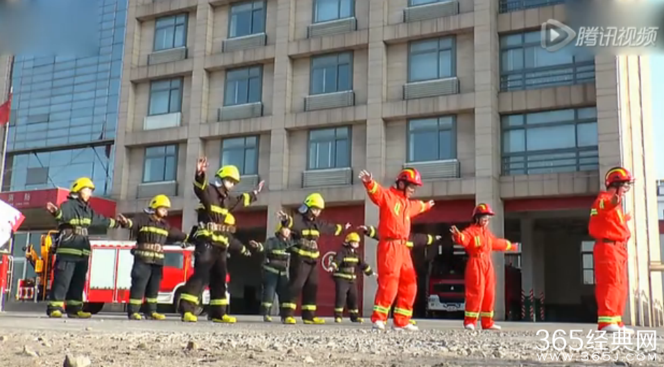 唐山帅气消防员炫技大跳鬼步舞视频在线看_武警能留这样的头发了吗_他们这是在炒作吗
