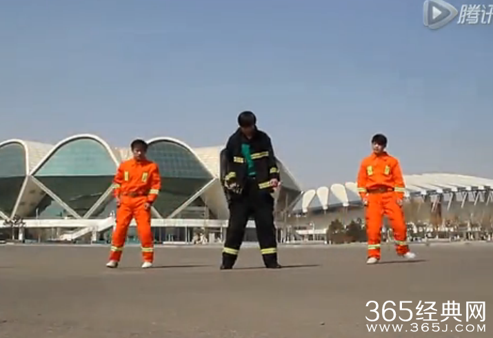 唐山帅气消防员炫技大跳鬼步舞视频在线看_武警能留这样的头发了吗_他们这是在炒作吗