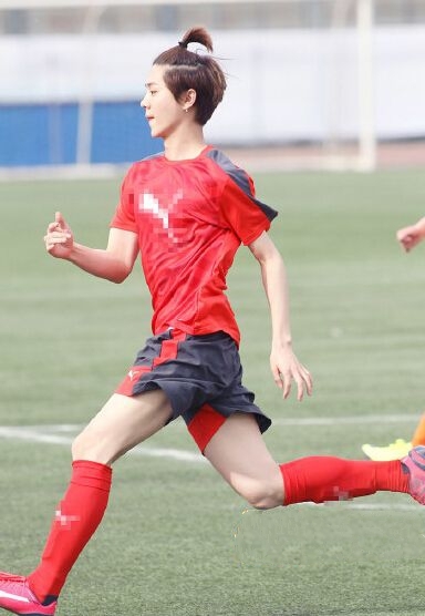 2015鹿晗足球春日会完整版视频在线观看_鹿晗头顶扎小辫三破对方球门_365经典网