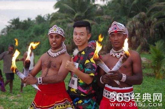 《前往世界的尽头》郝雷教原住民唱歌《月半弯》