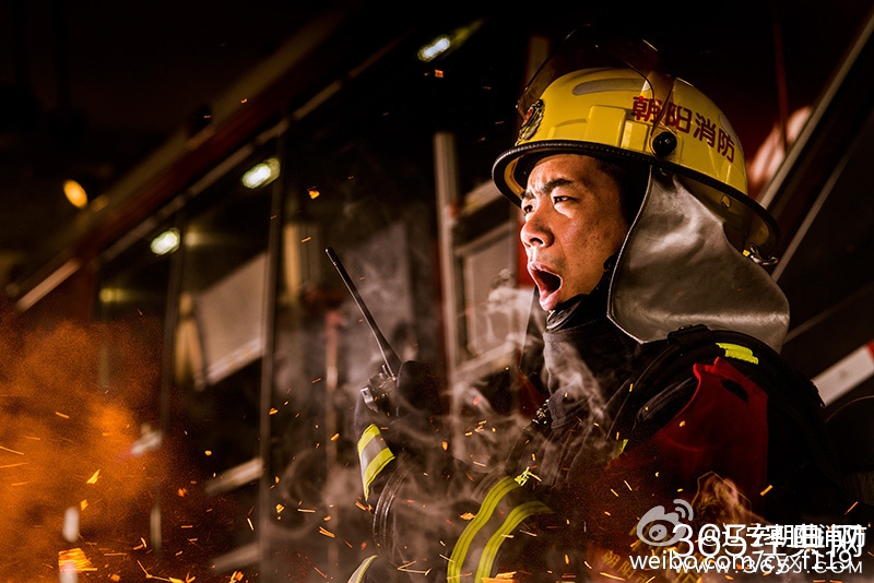 辽宁朝阳消防发硬汉风格大片 似好莱坞海报
