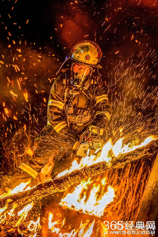 辽宁朝阳消防发硬汉风格大片 似好莱坞海报