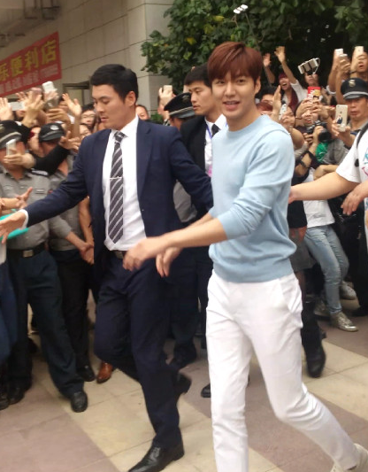 李敏镐拍广告被上千粉丝围观 警方要求暂停拍摄