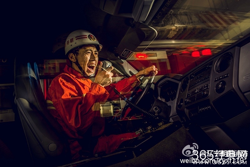 辽宁朝阳消防发硬汉风格大片 似好莱坞海报