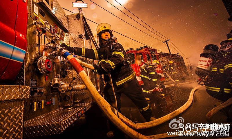 辽宁朝阳消防发硬汉风格大片 似好莱坞海报