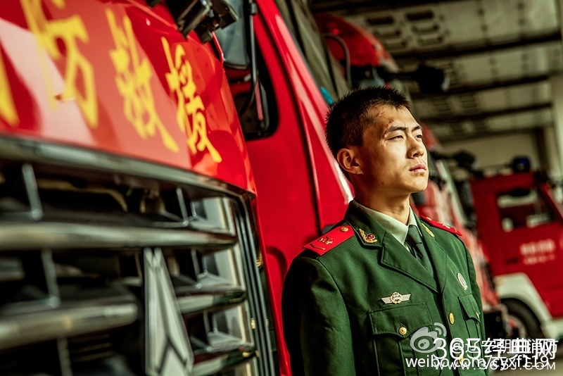 辽宁朝阳消防发硬汉风格大片 似好莱坞海报