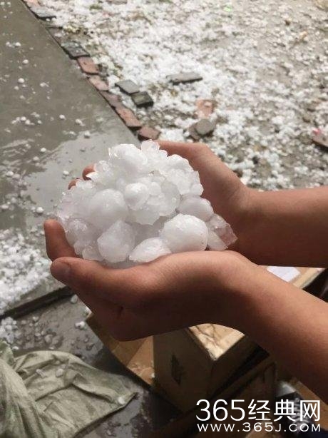 粤东地区遭冰雹大风袭击