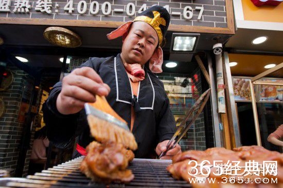 长春小伙扮猪八戒卖猪蹄走红_每天能卖几千只_365经典网