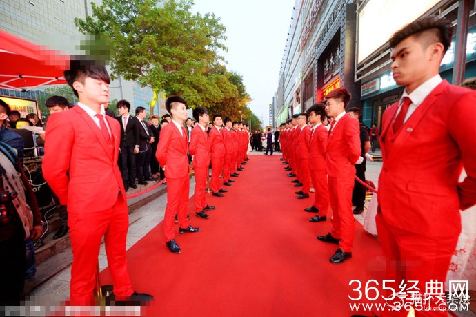 济南一酒吧开业 山寨“维密秀”惊爆眼球