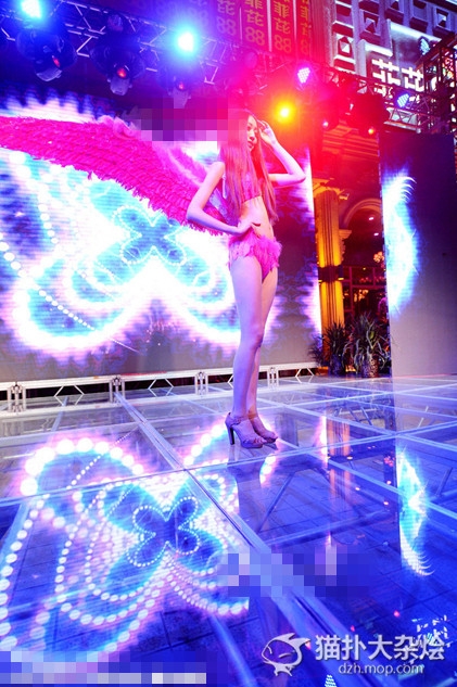 济南一酒吧开业 山寨“维密秀”惊爆眼球