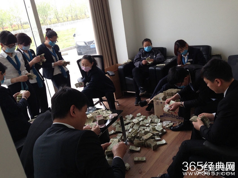 背200多斤零钱买宝马 好想认识这样的女神