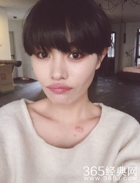 旧爱葛荟婕晒自拍疑再暗讽汪峰：他是个赌鬼