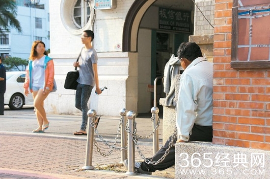 台湾痴情男子车站苦等女友20年 流落街头不愿走