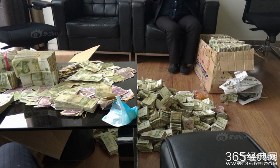 背200多斤零钱买宝马 好想认识这样的女神