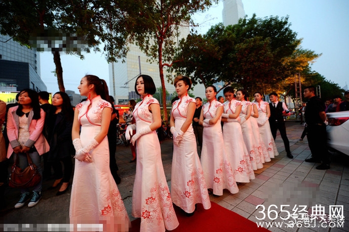 济南一酒吧开业 山寨“维密秀”惊爆眼球