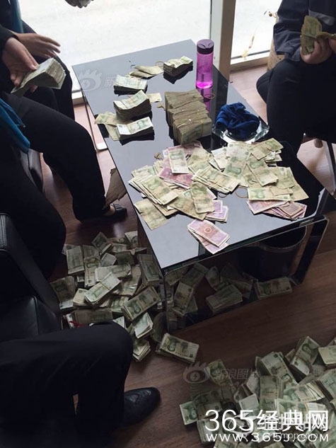 背200多斤零钱买宝马 好想认识这样的女神