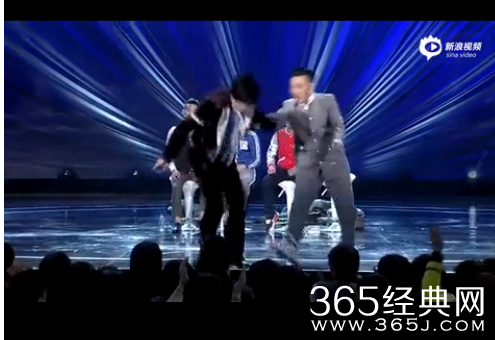 小沈阳录《欢乐喜剧人》掉下舞台现场视频 幸好没受伤