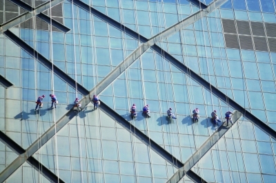 央视大楼花50万清洗完遇沙尘暴 从头再洗