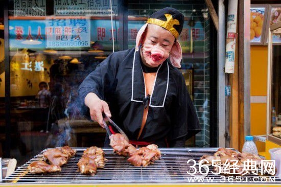 长春小伙扮猪八戒卖猪蹄走红_每天能卖几千只_365经典网
