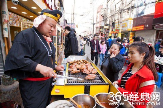 长春小伙扮猪八戒卖猪蹄走红_每天能卖几千只_365经典网