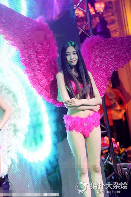 济南一酒吧开业 山寨“维密秀”惊爆眼球
