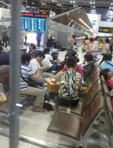 中国大妈机场打牌遭泰国人痛批 网友热议
