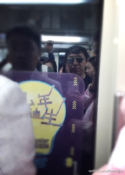 大腕也挤地铁！黄渤地铁上玩自拍无人认出
