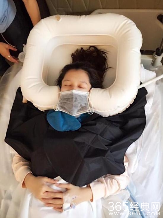 有钱任性！孕妇徐若瑄享受高规格洗发服务 自嘲似响尾蛇