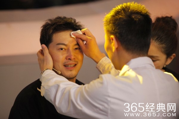 《为她而战》沙溢上节目受伤录制中断 胡可伤心落泪