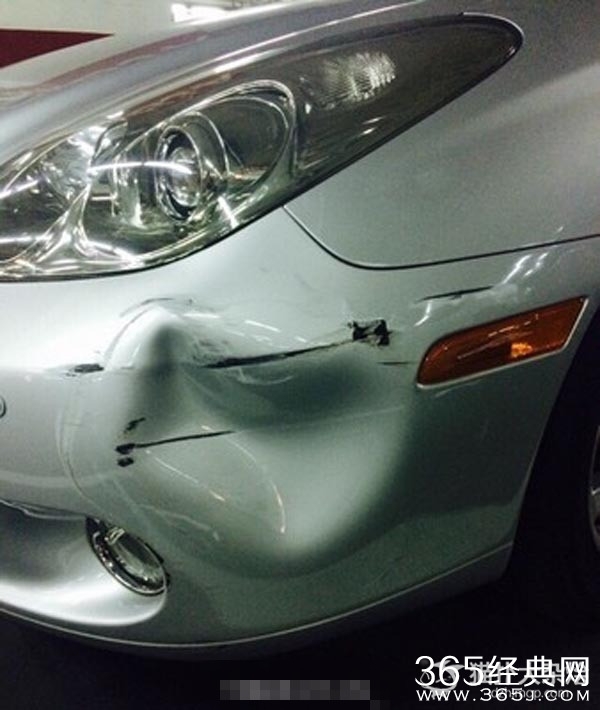 天上掉馅饼？小车雨刷夹着3千元 车主高兴10秒后暴怒