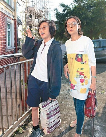  “小龙女”想见生父成龙难开口：多想见也不能说