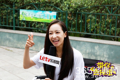 宋茜拍新剧玩飙车 