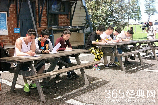 《前往世界》高空跳伞吓哭硬汉 嘉宾签生死状