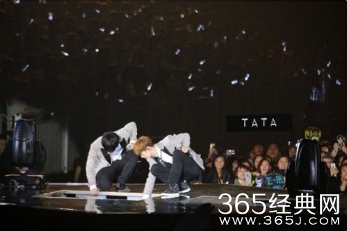 EXO香港演唱曾有意外 黄子韬坠台张艺兴及时出手