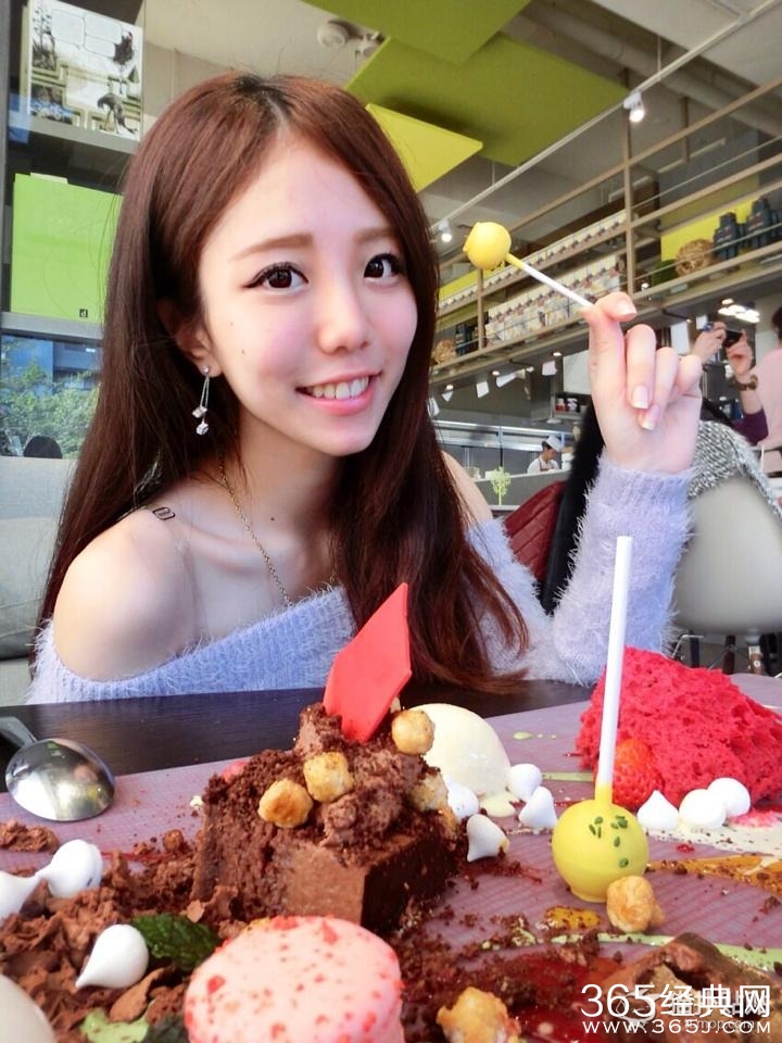 台湾校花化身美少女战士 大长腿被赞太美了！