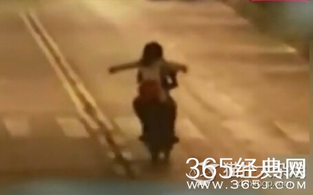 一对男女骑摩托模仿泰坦尼克号 一头撞上轿车...结局更悲伤！