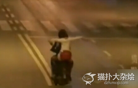 一对男女骑摩托模仿泰坦尼克号 一头撞上轿车...结局更悲伤！