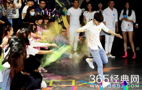 电影《左耳》发布会：马思纯“女生”身份被怀疑 欧豪主动献“额咚”