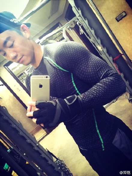 郑恺健身房秀肌肉 叫板大黑牛？