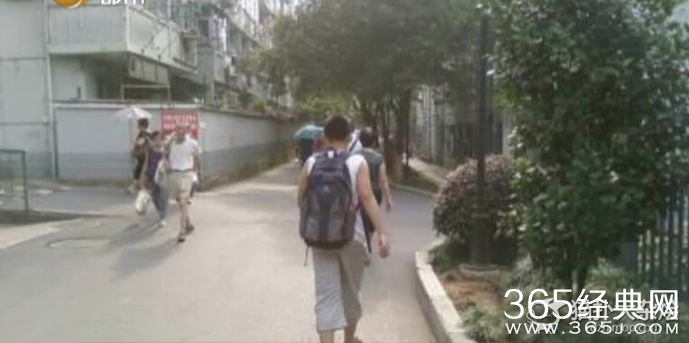 辽宁本溪一女子身着情趣透视装买烧烤，背后排队小学生看呆