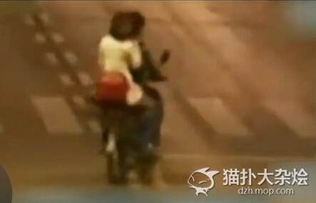 一对男女骑摩托模仿泰坦尼克号 一头撞上轿车...结局更悲伤！