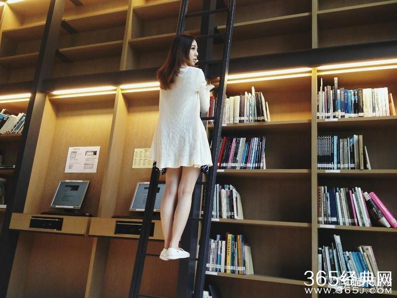 台湾校花化身美少女战士 大长腿被赞太美了！