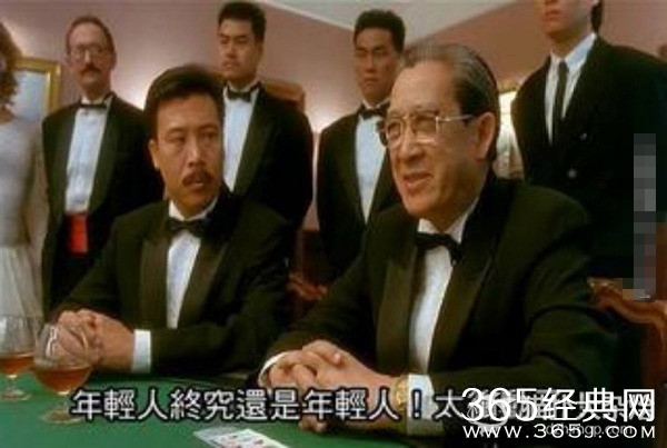 一对男女骑摩托模仿泰坦尼克号 一头撞上轿车...结局更悲伤！