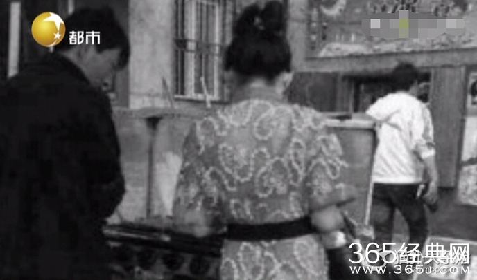 辽宁本溪一女子身着情趣透视装买烧烤，背后排队小学生看呆