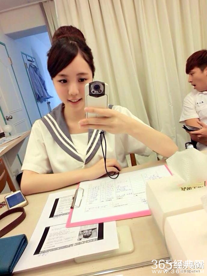 台湾校花化身美少女战士 大长腿被赞太美了！